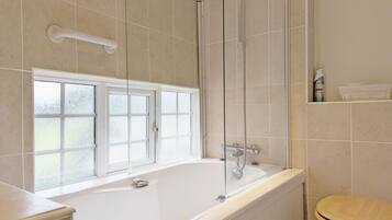 Combined shower/bathtub, hair dryer, towels