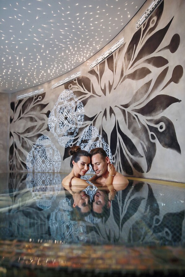 Een sauna, een bubbelbad, een stoombad, hotstone-massages