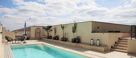 Seasonal outdoor pool, pool umbrellas, sun loungers