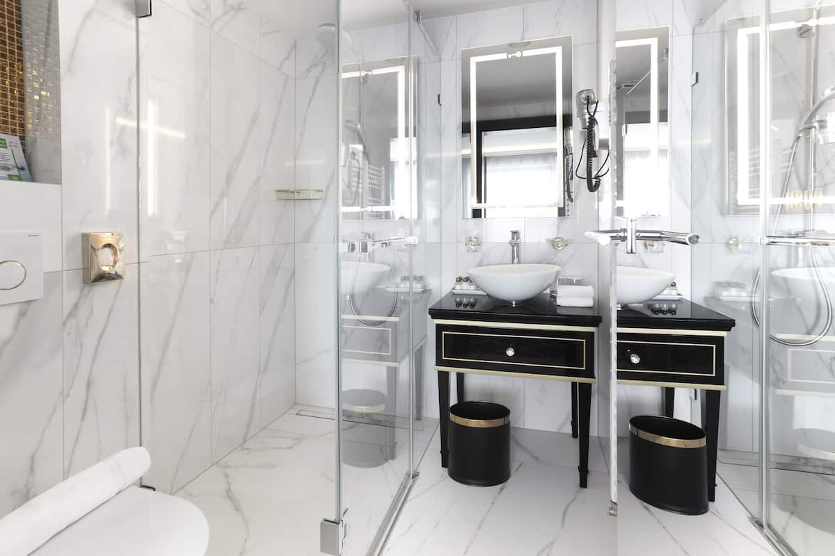 shower, rainfall showerhead, free toiletries, hair dryer