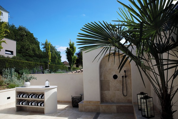 Una piscina al aire libre de temporada, sombrillas