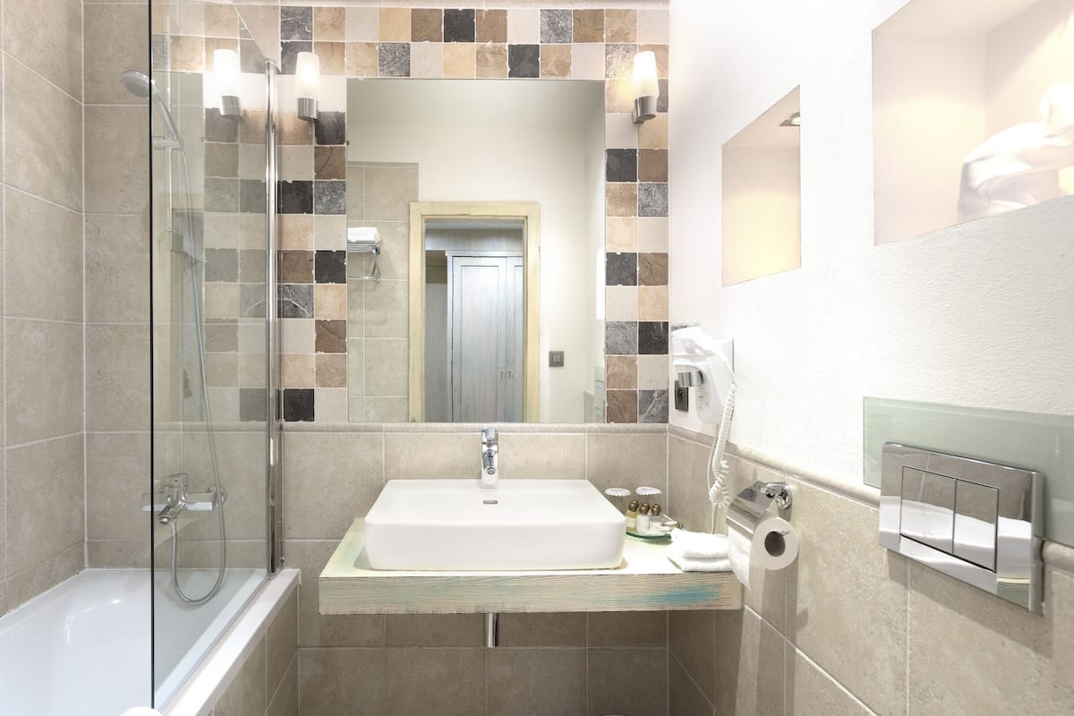 shower, rainfall showerhead, free toiletries, hair dryer