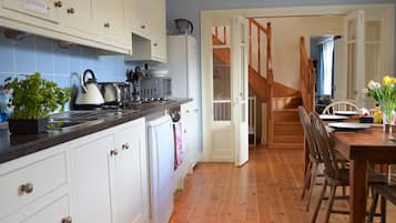 Een koelkast, een magnetron, een oven, een kookplaat