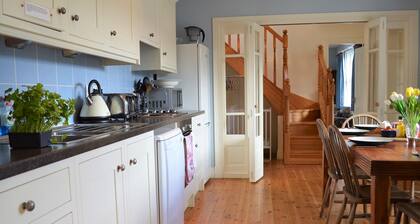 Shelduck Cottage, shoreline location, pet friendly, sleeps 7