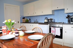 Fridge, microwave, oven, stovetop - Shelduck Cottage, shoreline location, pet friendly, sleeps 7 (Glendaruel)