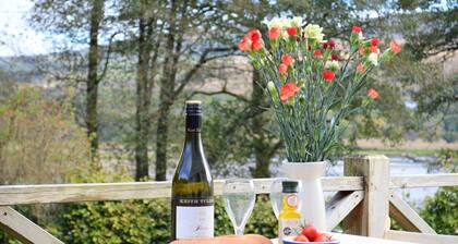 Shelduck Cottage, shoreline location, pet friendly, sleeps 7