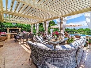 Outdoor dining - Beautiful private villa with private pool, A/C, WIFI, hot tub, TV, terrace and pets allowed (Mirca)