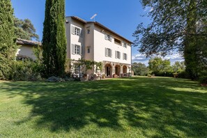 Exterior - Villa in Chianti with private pool, walking to a restaurant Electric car charger (Ortimino)