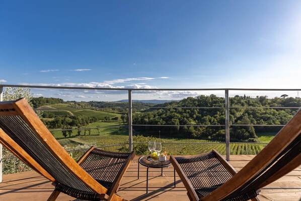 Terrace/patio - Villa in Chianti with private pool, walking to a restaurant Electric car charger (Ortimino)