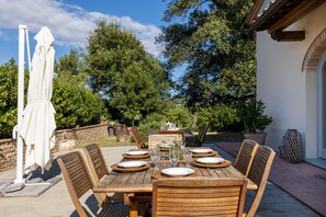Outdoor dining - Villa in Chianti with private pool, walking to a restaurant Electric car charger (Ortimino)