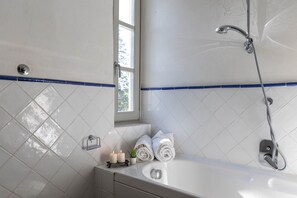 Bañera con ducha, secador de pelo, bidet, toallas