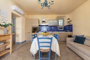 Interior - Villa in Chianti with private pool, walking to a restaurant Electric car charger (Ortimino)