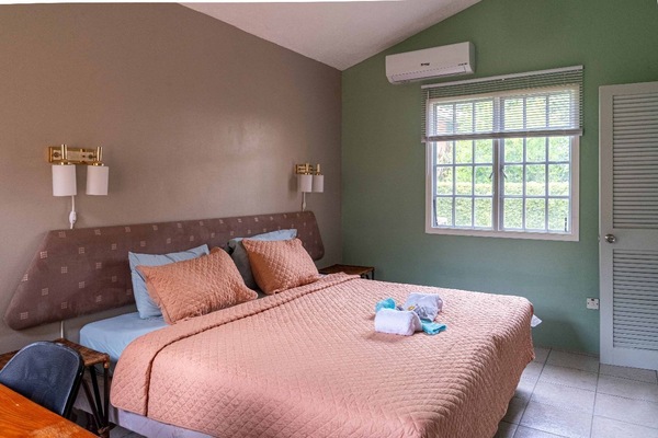 Comfort-Ferienhaus | Schreibtisch, laptopgeeigneter Arbeitsplatz, Bügeleisen/Bügelbrett