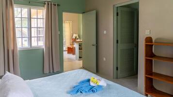 Casa de campo conforto, 1 cama King, vista para o jardim | Escrivaninha, espaço de trabalho para notebook