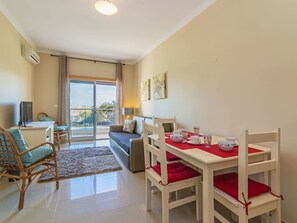 TV - Beautiful apartment for 4 people with WIFI, A/C, pool, TV and balcony (Albufeira)