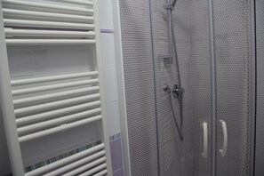 Triple Room, Private Bathroom (External) | Bathroom | Shower, rainfall showerhead, free toiletries, hair dryer - Florence Moreno's Home (Florence)