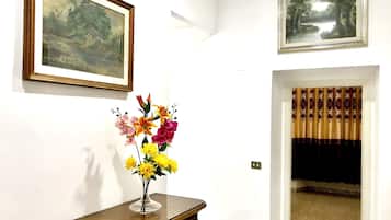 Departamento familiar, 4 habitaciones, cocina, vista a la ciudad | Área de sala de estar | Televisión de pantalla plana y piso con calefacción