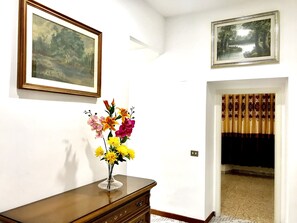 Departamento familiar, 4 habitaciones, cocina, vista a la ciudad | Área de sala de estar | Televisión de pantalla plana y piso con calefacción 