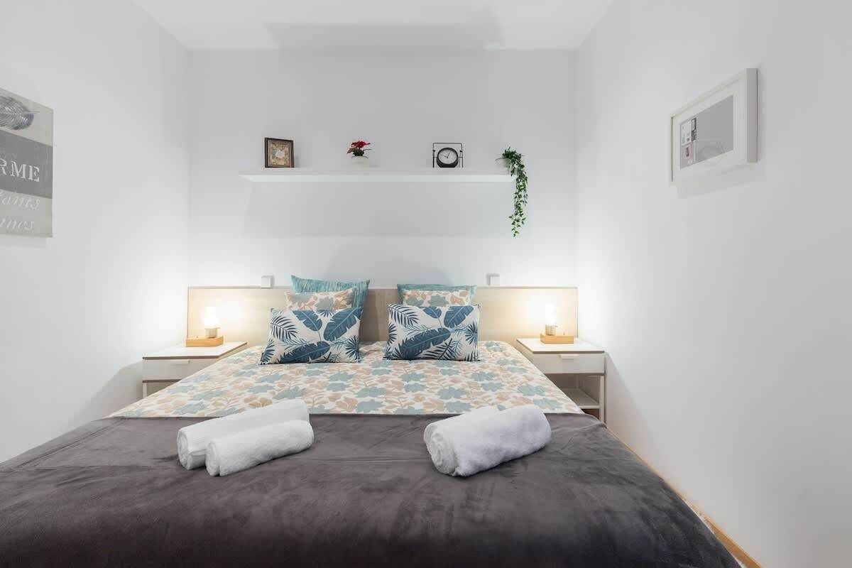 2 habitaciones, tabla de planchar con plancha, wifi y ropa de cama 