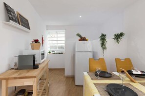Dining - Central Porto 2BR Apt w/ Sofa Bed by HostWise (Porto)