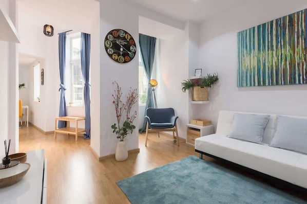 TV - Central Porto 2BR Apt w/ Sofa Bed by HostWise (Porto)