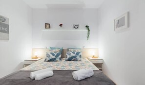 2 bedrooms, iron/ironing board, travel cot, WiFi - Central Porto 2BR Apt w/ Sofa Bed by HostWise (Porto)