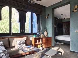 Ropa de cama de alta calidad, colchones con pillow-top y minibar 