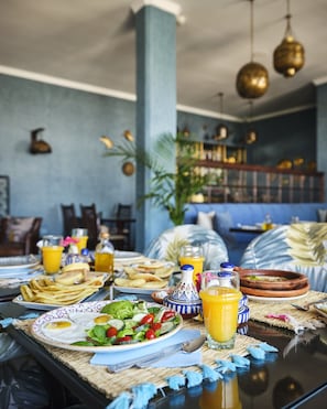 Desayuno con opciones de la cocina local incluido todos los días 