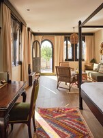 Ropa de cama de alta calidad, colchones con pillow-top y minibar 