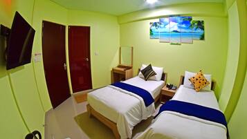 Habitación de hotel con dos camas, televisión, un cuadro y escritorio con teléfono.