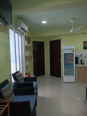 32-inch flat-screen TV with satellite channels - Tourist Inn (Malé)