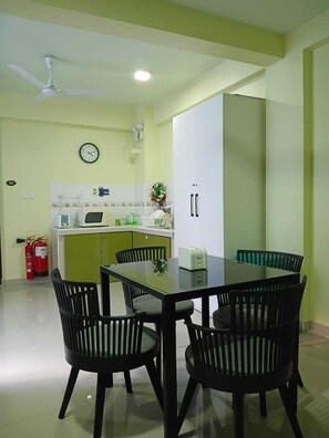 32-inch flat-screen TV with satellite channels - Tourist Inn (Malé)