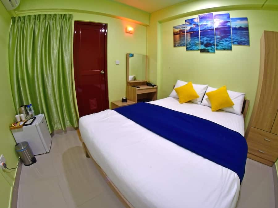 Minibar, iron/ironing board, free WiFi, bed sheets