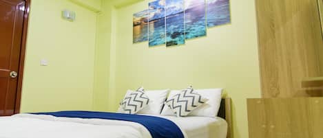 Een minibar, een strijkplank/strijkijzer, gratis wifi, beddengoed