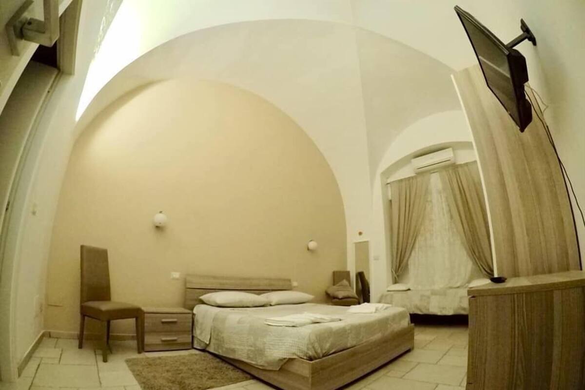 Cots/infant beds, bed sheets