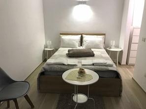 Cots/infant beds, bed sheets