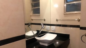 Apartment, 1 Double Bed | Bathroom - Rio Estate - Loft Quadra Praia em Copacabana (Rio de Janeiro)