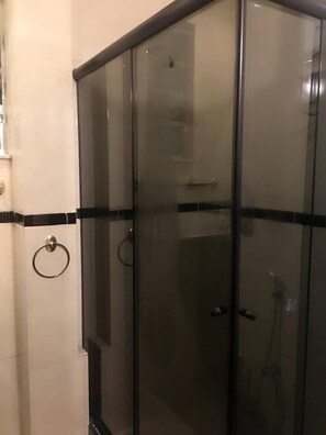 Apartment, 1 Double Bed | Bathroom | Shower, towels - Rio Estate - Loft Quadra Praia em Copacabana (Rio de Janeiro)