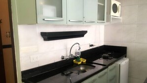 Apartment, 1 Double Bed | Private kitchenette - Rio Estate - Loft Quadra Praia em Copacabana (Rio de Janeiro)