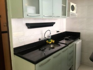 Apartment, 1 Double Bed | Private kitchenette | Fridge, microwave - Rio Estate - Loft Quadra Praia em Copacabana (Rio de Janeiro)