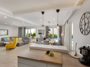 Flatskjerm-TV og peis