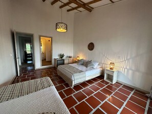 Habitación triple Deluxe | Wifi gratis y ropa de cama