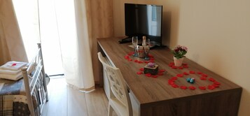 Decoración personalizada, muebles diferentes y escritorio 