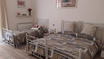 Quarto conforto, banheiro privativo | Individualmente decorados, individualmente mobiliados, escrivaninha