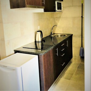 Réfrigérateur, micro-ondes, plaque de cuisson, bouilloire électrique