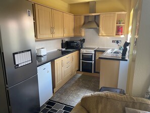 Frigorífico, microondas, horno y placa de cocina