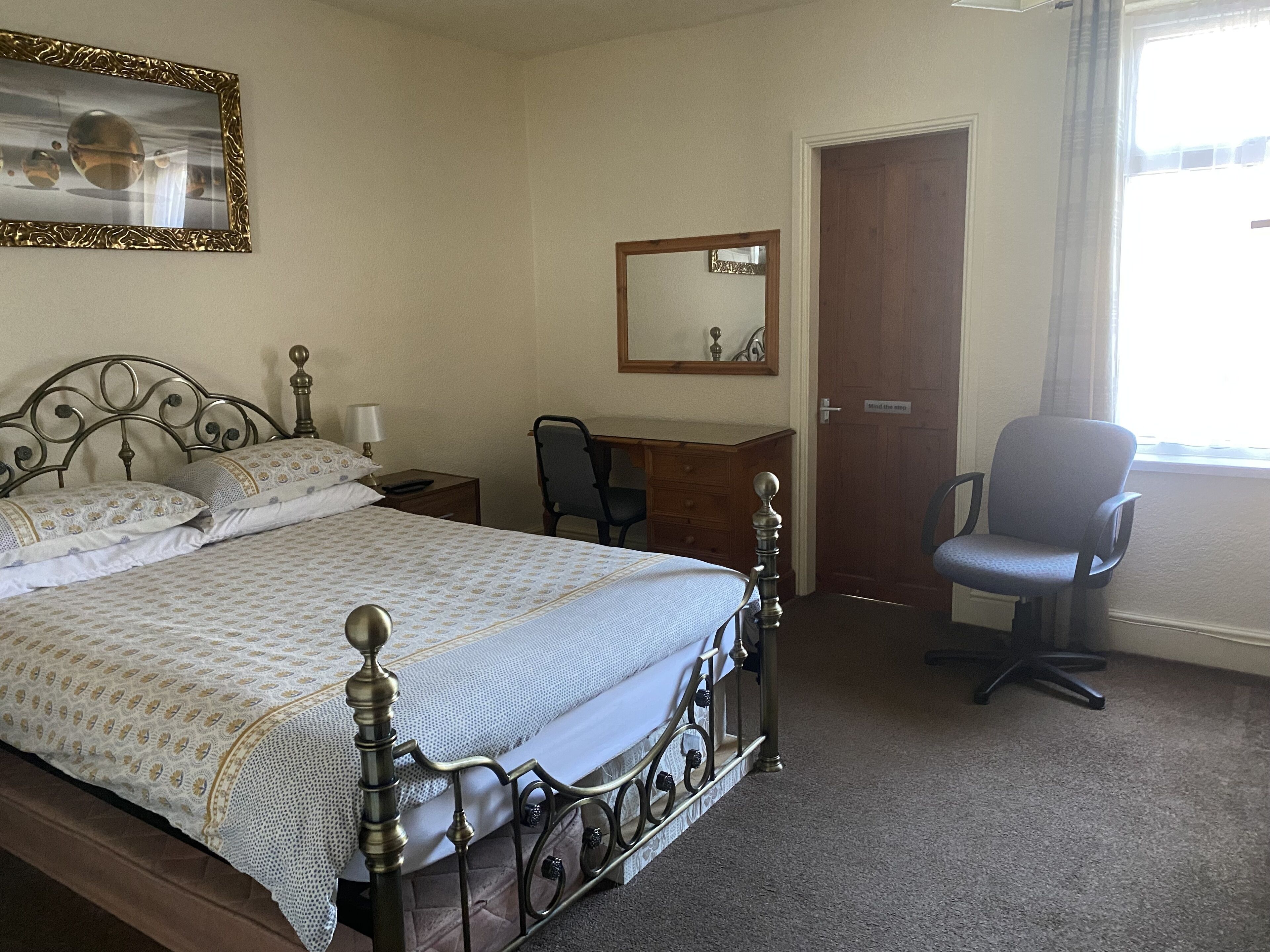 2 bedrooms, desk, iron/ironing board, WiFi