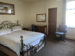 2 عدّة غرف نوم ومكتب ومكواة/لوح كي وواي فاي