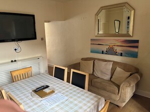 Una Smart TV, una chimenea