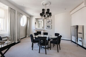Apartment, 3 Bedrooms, Non Smoking | In-room dining - 5-Star Chic in the heart of Mayfair (London)